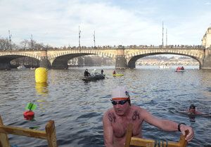 Otužilci letos už po sedmdesáté pokoří chladnou Vltavu.