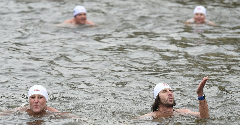 Do Vltavy o teplotě 4,5 stupně naskákalo téměř 400 otužilců.