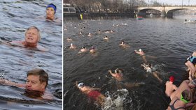 Rekordních 285 otužilců z Česka i zahraničí plavalo ve vltavských vodách v 67. ročníku vánočního Memoriálu Alfreda Nikodéma.