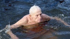 Ještě v únoru si šel zaplavat do Vltavy poblíž Braníku