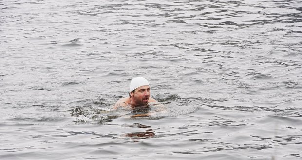 Muž z Pardubicka si šel zaplavat: Mezitím ho zloděj obral o majetek v hodnotě desítek tisíc korun! 