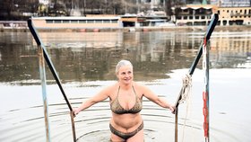 Alžběta Pourová (52) se zhruba v půl desáté ponoři-la do Vltavy s cílem pokořit světový rekord v pobytu v ledové vodě…