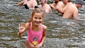 Hlavně s úsměvem, voda má tři stupně, ale Karolínka Beličinová (7) už zvládla i mrazivější ponor.