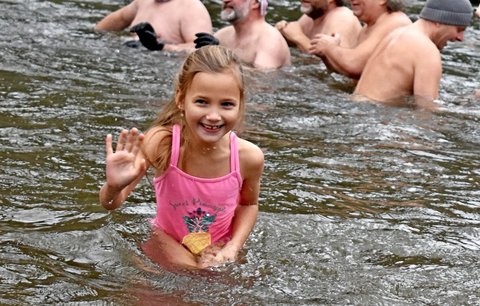 Karolínka (7) z Třince je ledová princezna: Koupe se ve vodě "teplé" 3 stupně