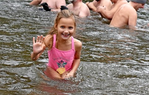 Karolínka (7) z Třince je ledová princezna: Koupe se ve vodě "teplé" 3 stupně