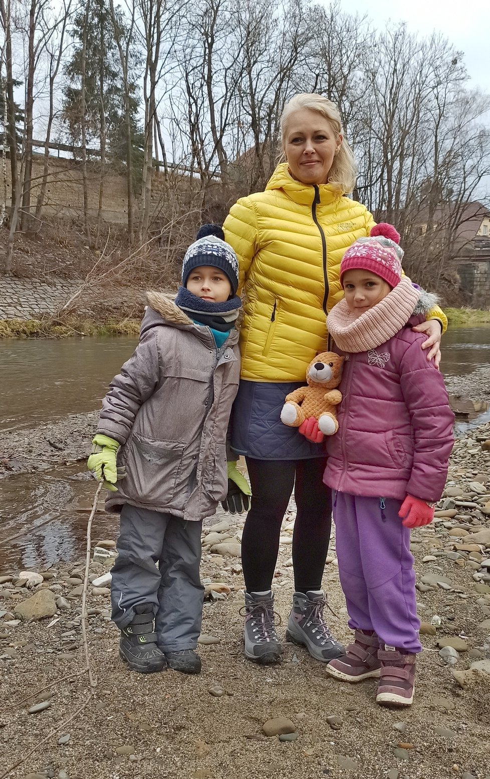 Karolínka Beličinová (7) s mámou Lucií a dvojčetem Teodorkem, který odvahu na zimní koupání teprve sbírá.