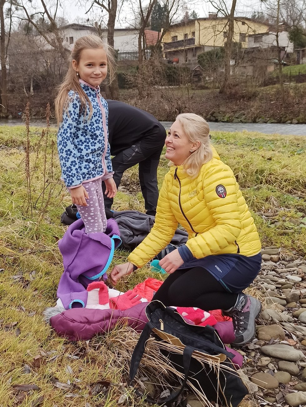 S přípravou na ponor pomáhá Karolínce máma Lucie.