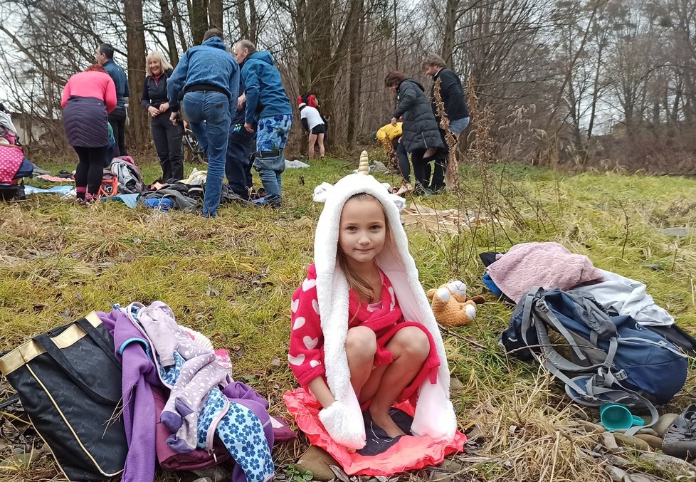 Než se připraví celá skupina, která si říká Ponořiči, zahřívá děvčátko jen župan.