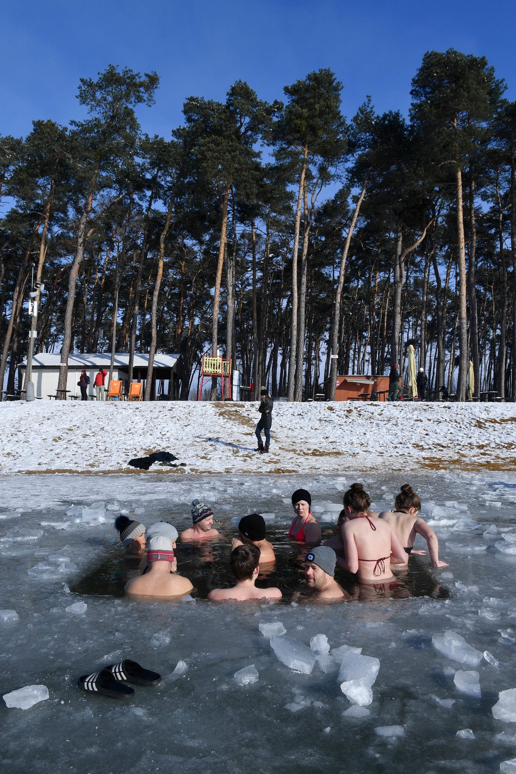 Otužování je fenoménem dnešní doby. V Brandýse nad Labem funguje skupina, která se pravidelně schází a společně podstupuje otužovací rituál.