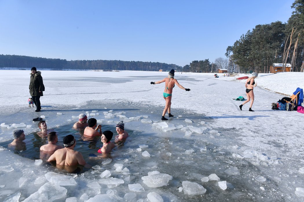 Otužování je fenoménem dnešní doby. V Brandýse nad Labem funguje skupina, která se pravidelně schází a společně podstupuje otužovací rituál.