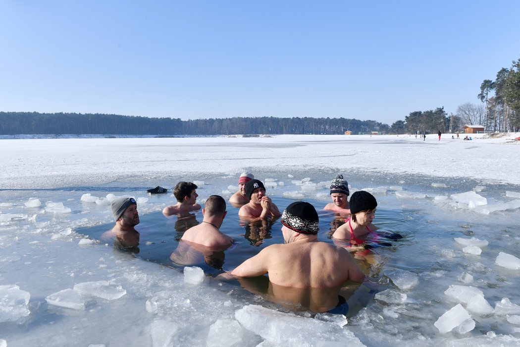 Otužování je fenoménem dnešní doby. V Brandýse nad Labem funguje skupina, která se pravidelně schází a společně podstupuje otužovací rituál.