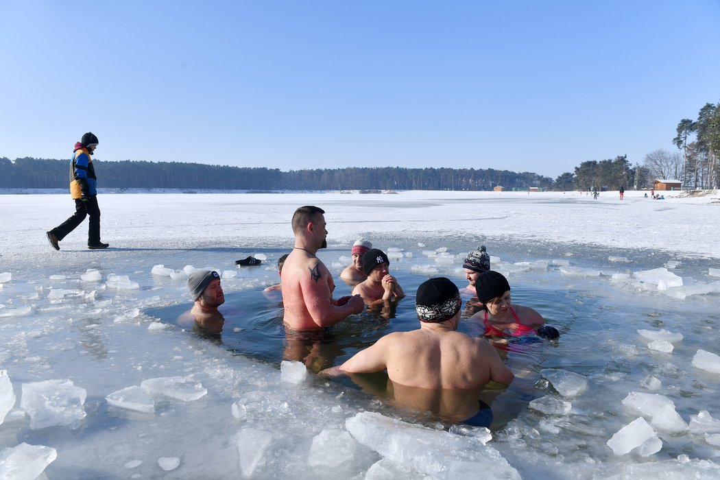 Otužování je fenoménem dnešní doby. V Brandýse nad Labem funguje skupina, která se pravidelně schází a společně podstupuje otužovací rituál.