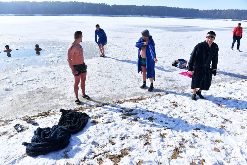 Otužování je fenoménem dnešní doby. V Brandýse nad Labem funguje skupina, která se pravidelně schází a společně podstupuje otužovací rituál.