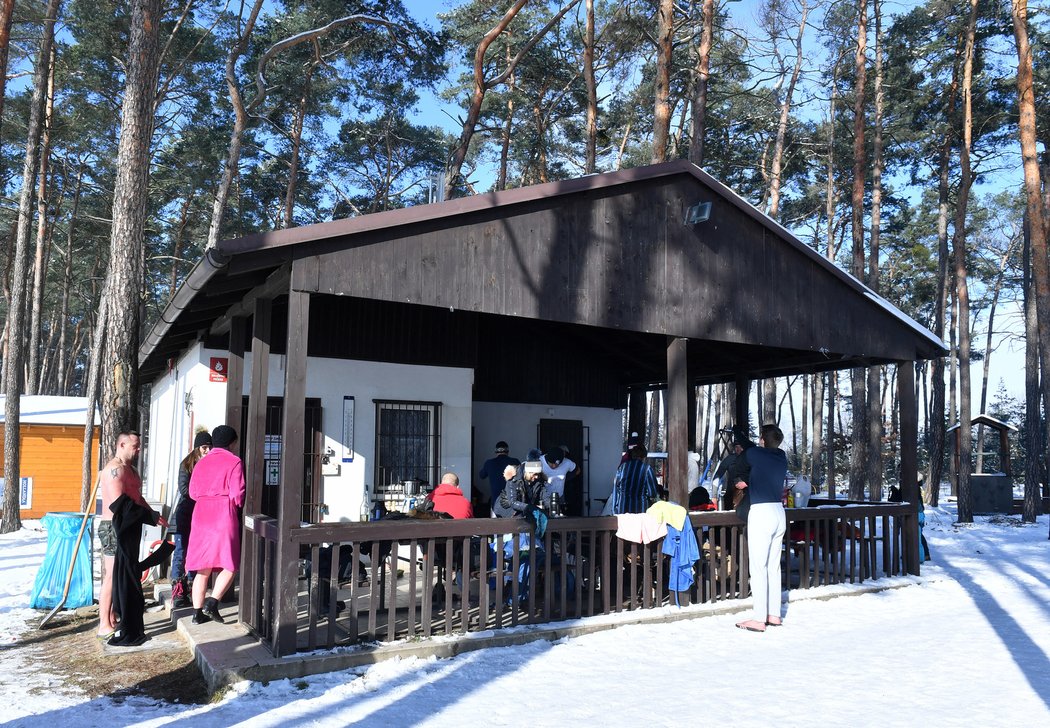 Otužování je fenoménem dnešní doby. V Brandýse nad Labem funguje skupina, která se pravidelně schází a společně podstupuje otužovací rituál.