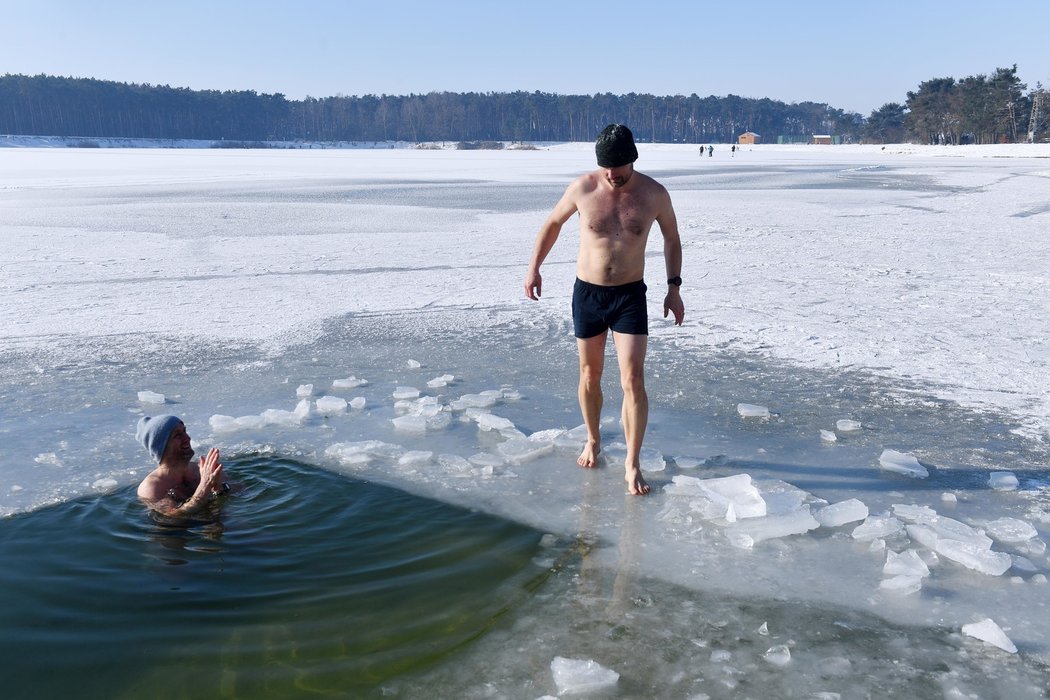 Otužování je fenoménem dnešní doby. V Brandýse nad Labem funguje skupina, která se pravidelně schází a společně podstupuje otužovací rituál.