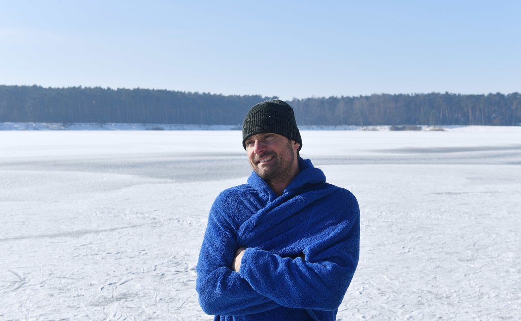 Otužování je fenoménem dnešní doby. V Brandýse nad Labem funguje skupina, která se pravidelně schází a společně podstupuje otužovací rituál.