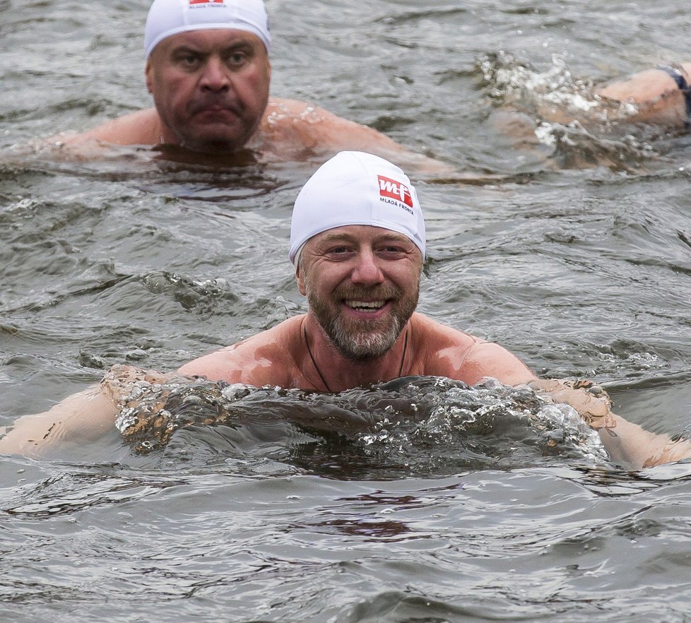 Jiří Langmajer mezi otužilci v prosincové Vltavě.