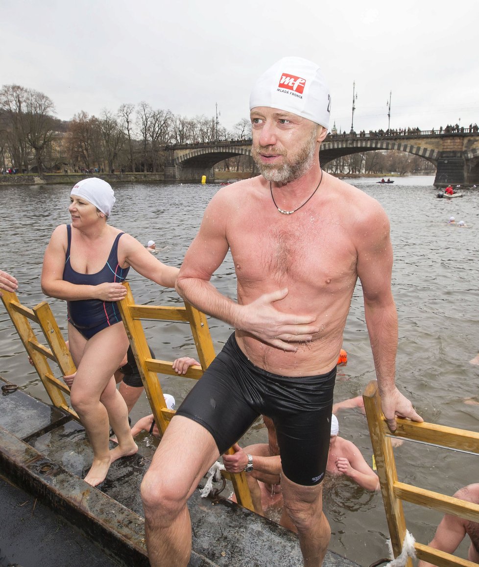 Jiří Langmajer mezi otužilci v prosincové Vltavě