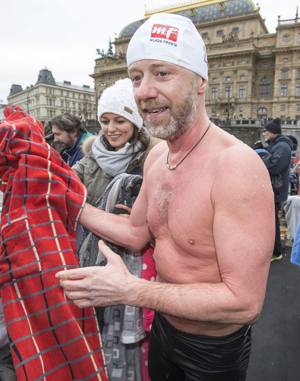 Jiří Langmajer mezi otužilci v prosincové Vltavě