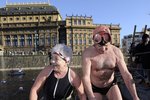 Tradiční vánoční plavání ve Vltavě přilákalo k Národnímu divadlu 162 otužilců