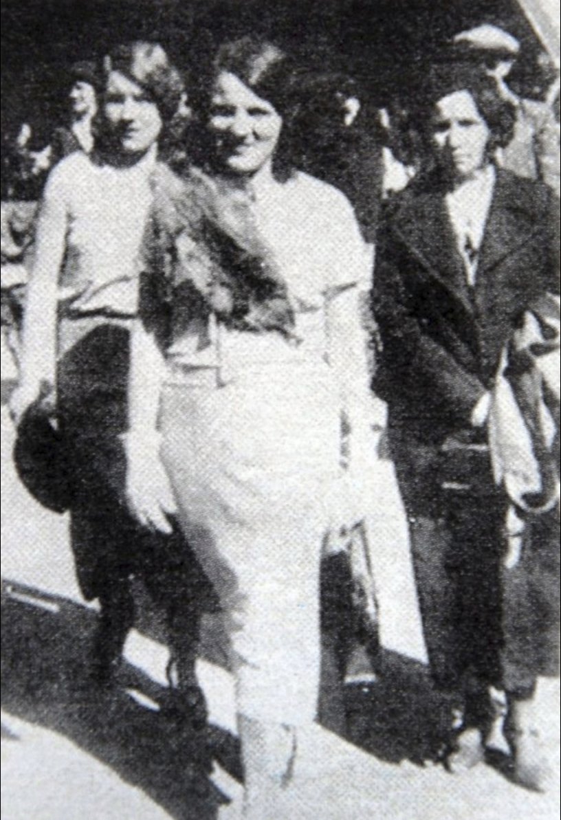 Otýlii Vranskou (uprostřed) identifikovaly její sestry, na snímku po jejím boku.