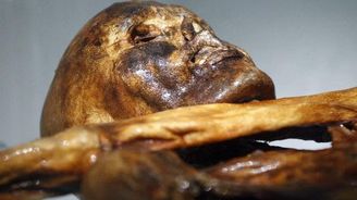Před 35 lety našli v ledu mrtvého muže. Ötzi ukázal, jak překvapivě vyspělý byl svět před šesti tisíci lety Před 35 lety našli v ledu mrtvého muže. Ötzi ukázal, jak překvapivě vyspělý byl svět před šesti tisíci lety