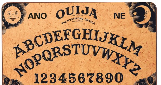 Deska Ouija může otevřít bránu do jiné dimenze. 