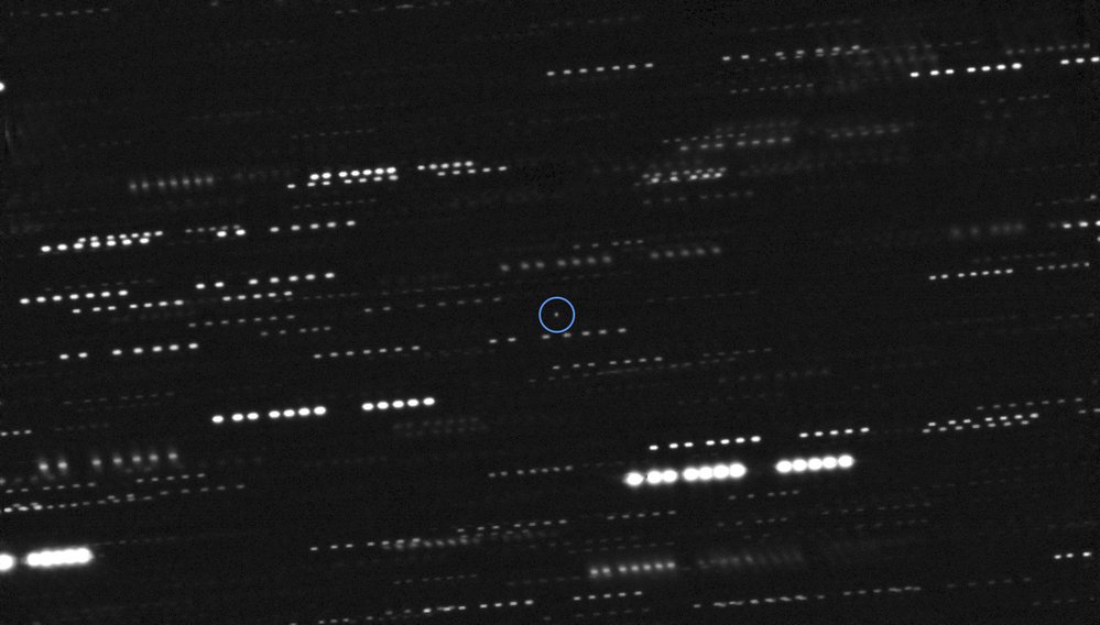 Oumuamua vidí astronomové jen jako  světelný bod. Ze změn jasnosti však  dokázali odhadnout jeho tvar