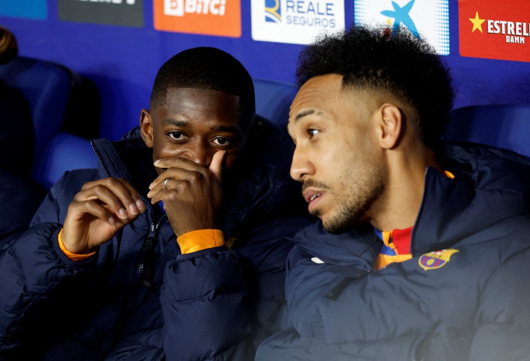 Ousmane Dembele a Pierre-Emerick Aubameyang na lavičce Barcelony v derby s Espaňolem