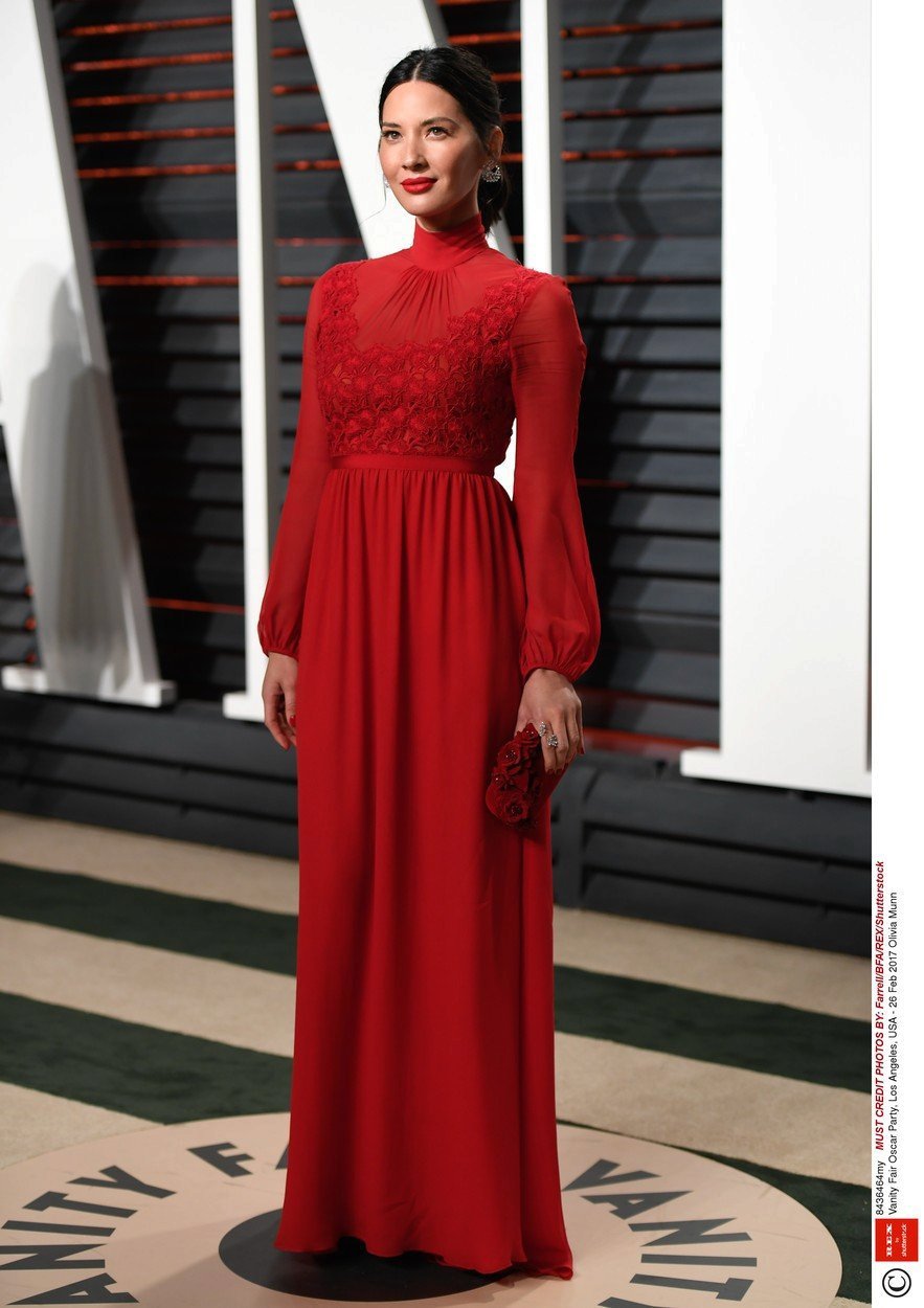 Olivia Munn vyrazila v červených šatech na Vanity Fair Oscar Party.