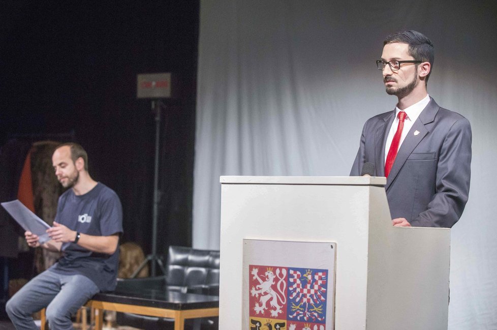 Ovčáček čtveráček zaplnil sál zlínského divadla. Skutečný mluvčí prezidenta se i přes pozvání na premiéru kabaretu nedostavil.