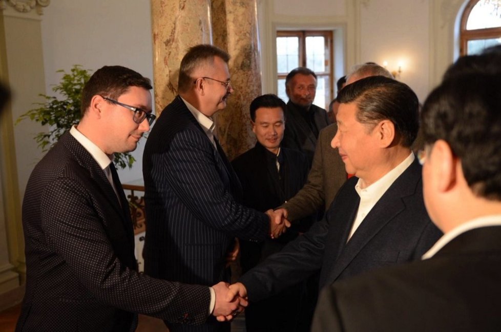 Prezidentův mluvčí Jiří Ovčáček se zdraví s čínskou hlavou státu Si Ťin-pchingem, který navštívil Prahu koncem března 2016.