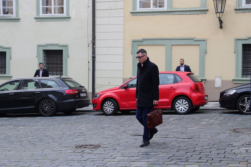 Prezidentův mluvčí Jiří Ovčáček přichází do Poslanecké sněmovny. Miloš Zeman tu pronesl tradiční projev na začátku schvalování státního rozpočtu na další rok (23. 10. 2019).