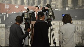 Tisková konference hradního mluvčího Jiřího Ovčáčka se poprvé konala v kinosále Pražského hradu, který byl ještě před několika týdny skladištěm.