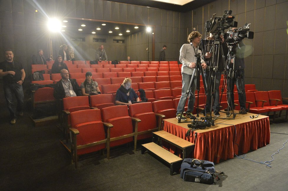 Tisková konference hradního mluvčího Jiřího Ovčáčka se poprvé konala v kinosále Pražského hradu, který byl ještě před několika týdny skladištěm.