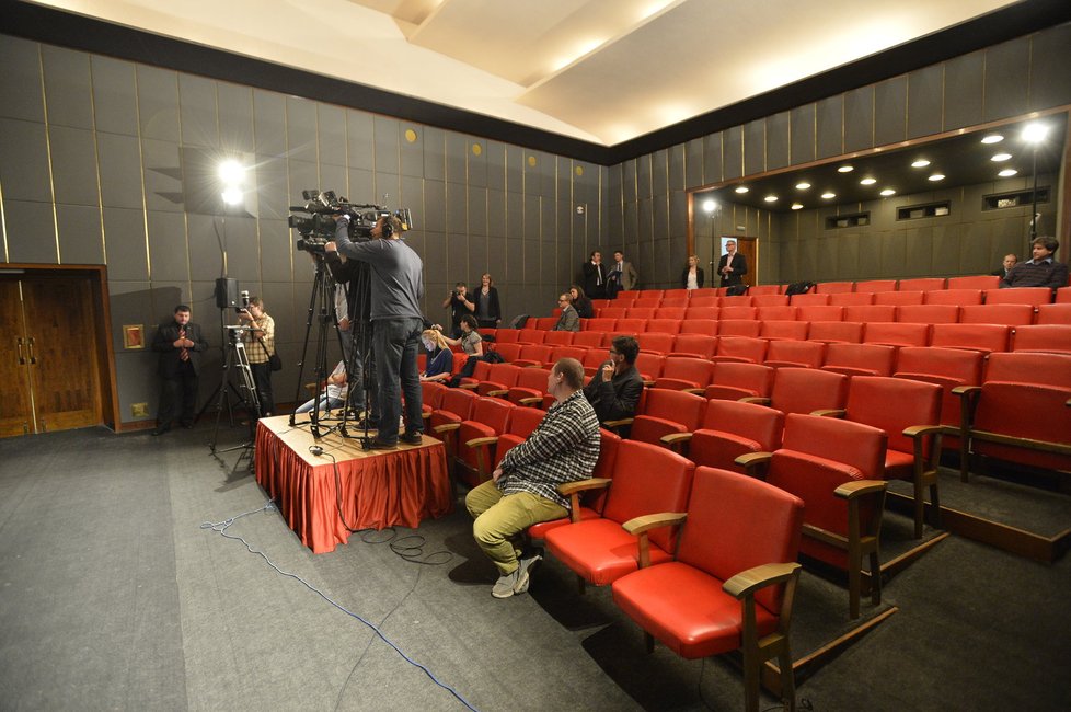 Tisková konference hradního mluvčího Jiřího Ovčáčka se poprvé konala v kinosále Pražského hradu, který byl ještě před několika týdny skladištěm.