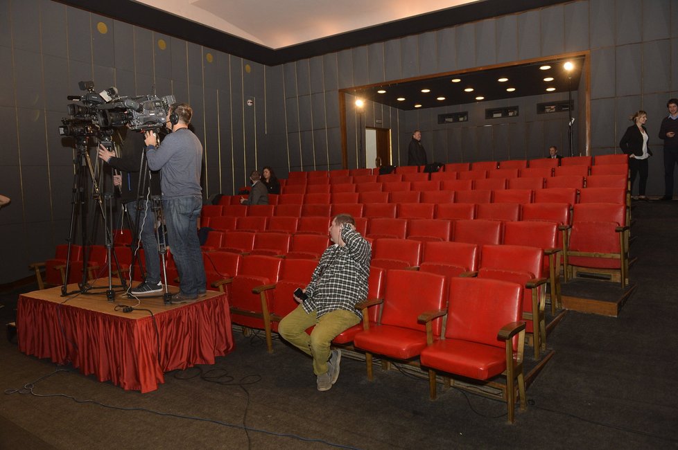 Tisková konference hradního mluvčího Jiřího Ovčáčka se poprvé konala v kinosále Pražského hradu, který byl ještě před několika týdny skladištěm.