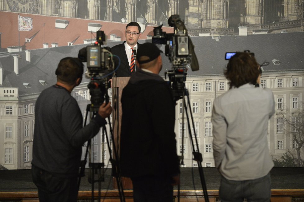 Tisková konference hradního mluvčího Jiřího Ovčáčka se poprvé konala v kinosále Pražského hradu, který byl ještě před několika týdny skladištěm.