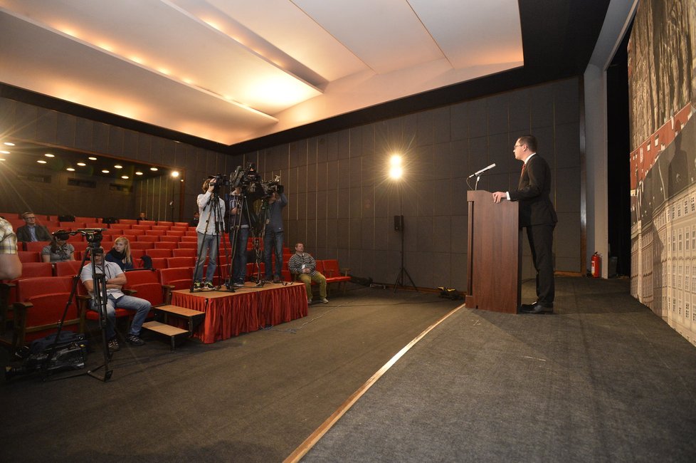 Tisková konference hradního mluvčího Jiřího Ovčáčka se poprvé konala v kinosále Pražského hradu, který byl ještě před několika týdny skladištěm.