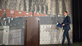 Tiskový mluvčí prezidenta republiky Miloše Zemana - Jiří Ovčáček oznámil novinářům, že hradní kancléře Vratislav Mynář nemá důvěru v soudy, proto stáhnul svou žalobu kvůli bezpečnostní prověrce (25. 1. 2019)