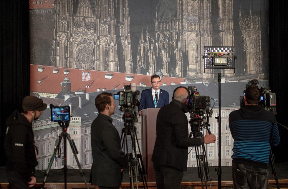 Tiskový mluvčí prezidenta republiky Miloše Zemana - Jiří Ovčáček oznámil novinářům, že hradní kancléře Vratislav Mynář nemá důvěru v soudy, proto stáhnul svou žalobu kvůli bezpečnostní prověrce (25. 1. 2019)