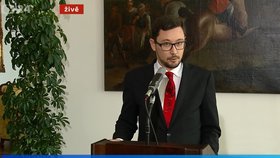Prezidentův mluvčí Jiří Ovčáček v kravatě od první dámy