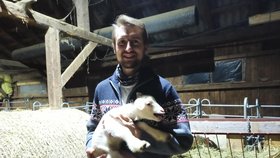 Marek Sikora z Hrčavy má v chlévě už 60 letošních jehňátek a dalších zhruba 40 ještě jeho ovce čekají.