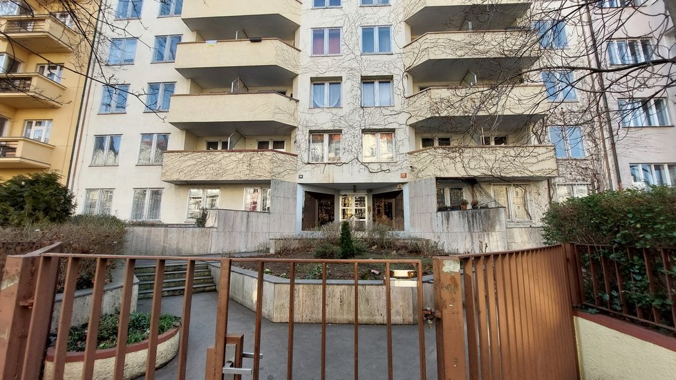 Dům v Ovecké ulici na Praze 7 slouží ruské ambasádě. Radnice vyzvala stát, aby se využil pro ubytování uprchlíků z Ukrajiny. (2. března 2022)