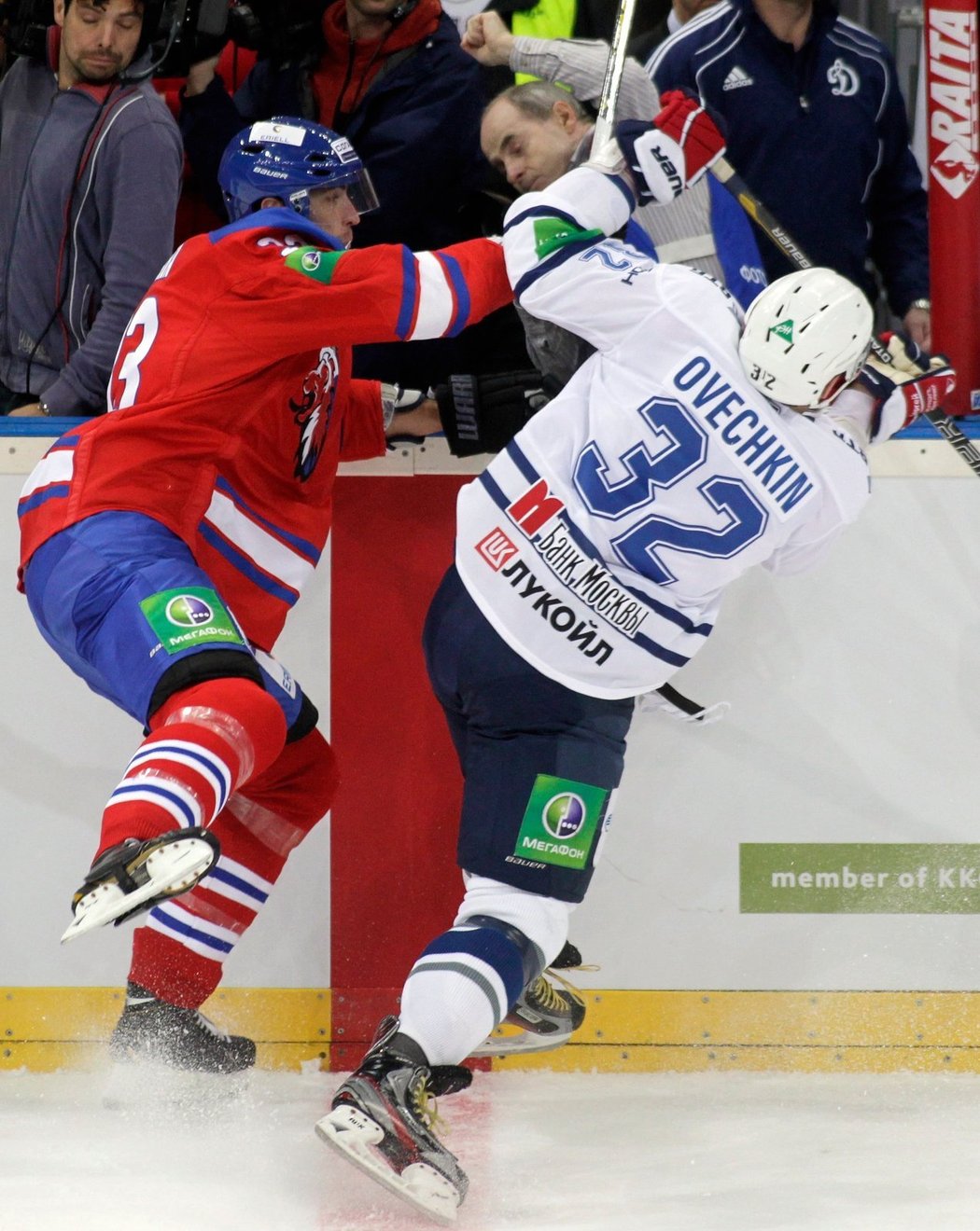 Zdeno Chára a Alexandr Ovečkin v drsném souboji u mantinelu.