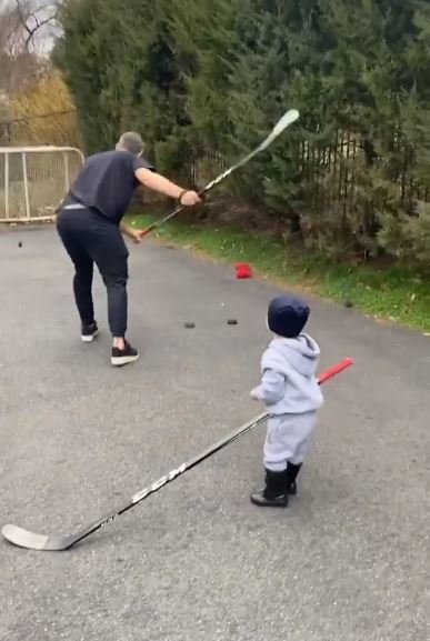 Alexander Ovečkin takhle k radosti svého synka Sergeje piluje střelbu na zahradě