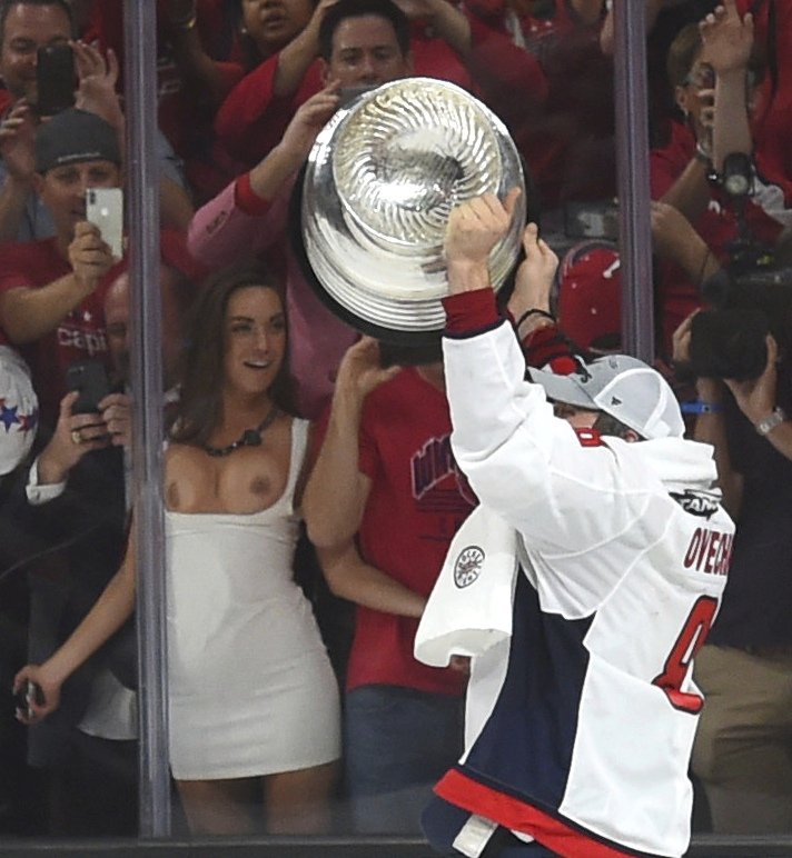 Ovečkin si vnadné fanynky ani nevšiml. Oči měl jen pro Stanley Cup