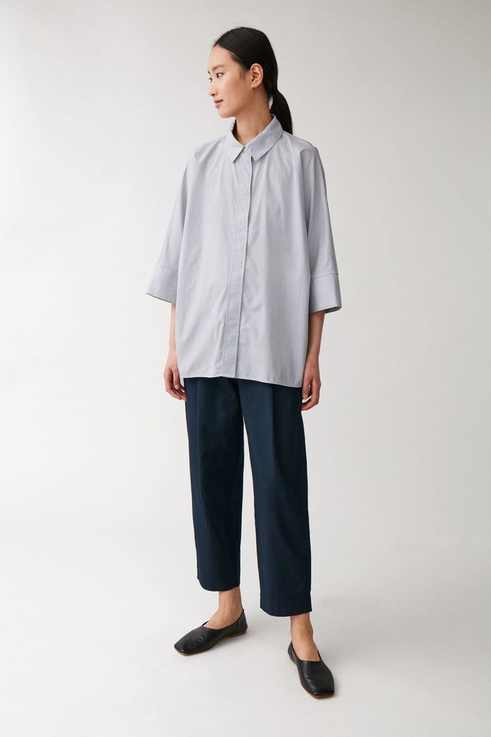Šedá oversized košile, COS, cosstore.com, €69 Šedá oversized košile, COS, cosstore.com, €69