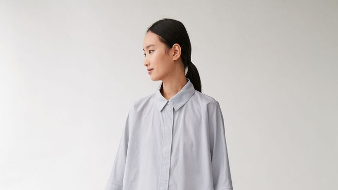 Šedá oversized košile, COS, cosstore.com, €69 Šedá oversized košile, COS, cosstore.com, €69