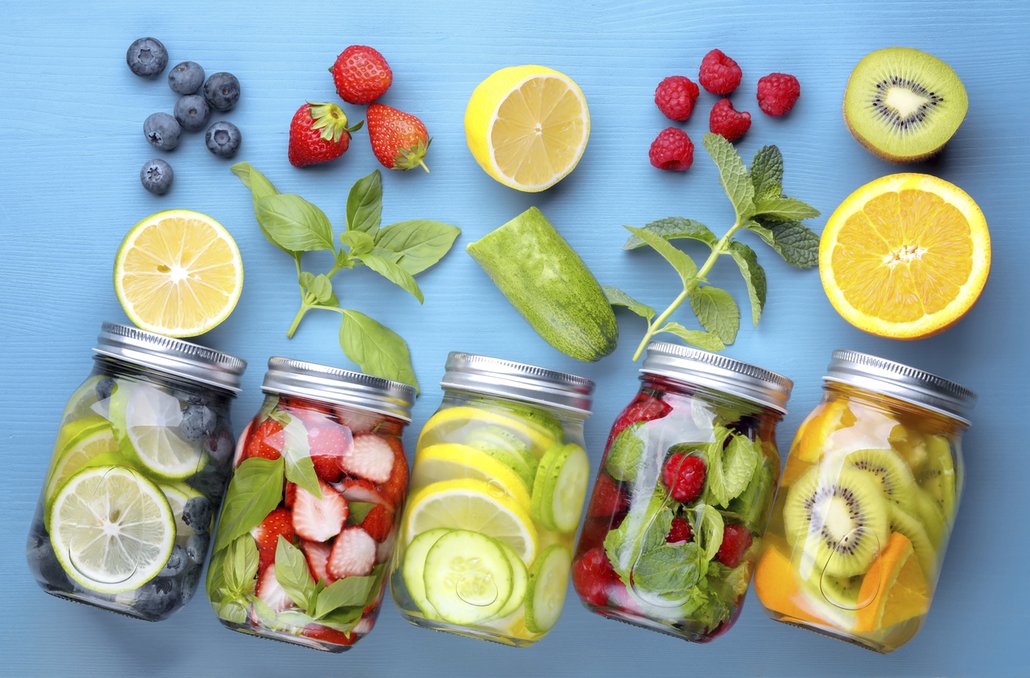 Alkohol nahraďte vodou s ovocem či bylinkami